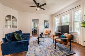 Smart TV, books - ✨Private Deck & Patio⛱Historic Craftsman 2blks to food&fun! (San Antonio)