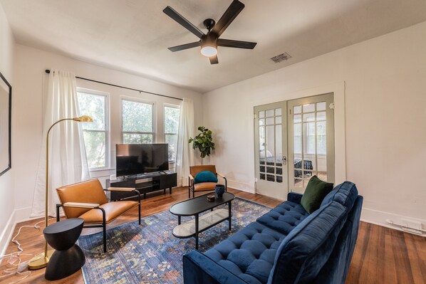 Smart TV, books - ✨Private Deck & Patio⛱Historic Craftsman 2blks to food&fun! (San Antonio)