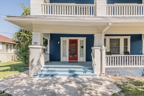 Exterior detail - ✨Private Deck & Patio⛱Historic Craftsman 2blks to food&fun! (San Antonio)