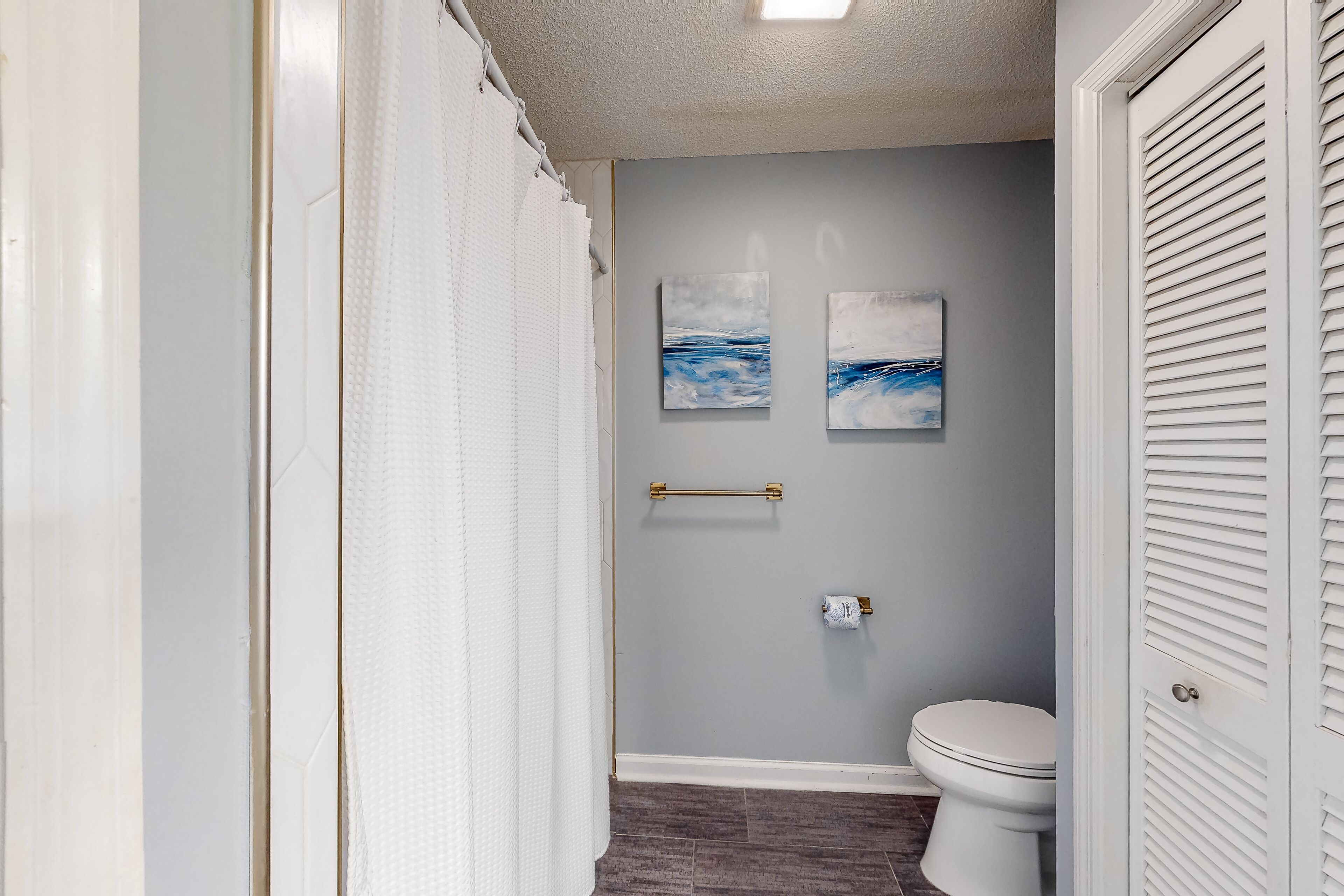 Poolside dog-friendly townhouse with partial Gulf views, on-site pool & grills