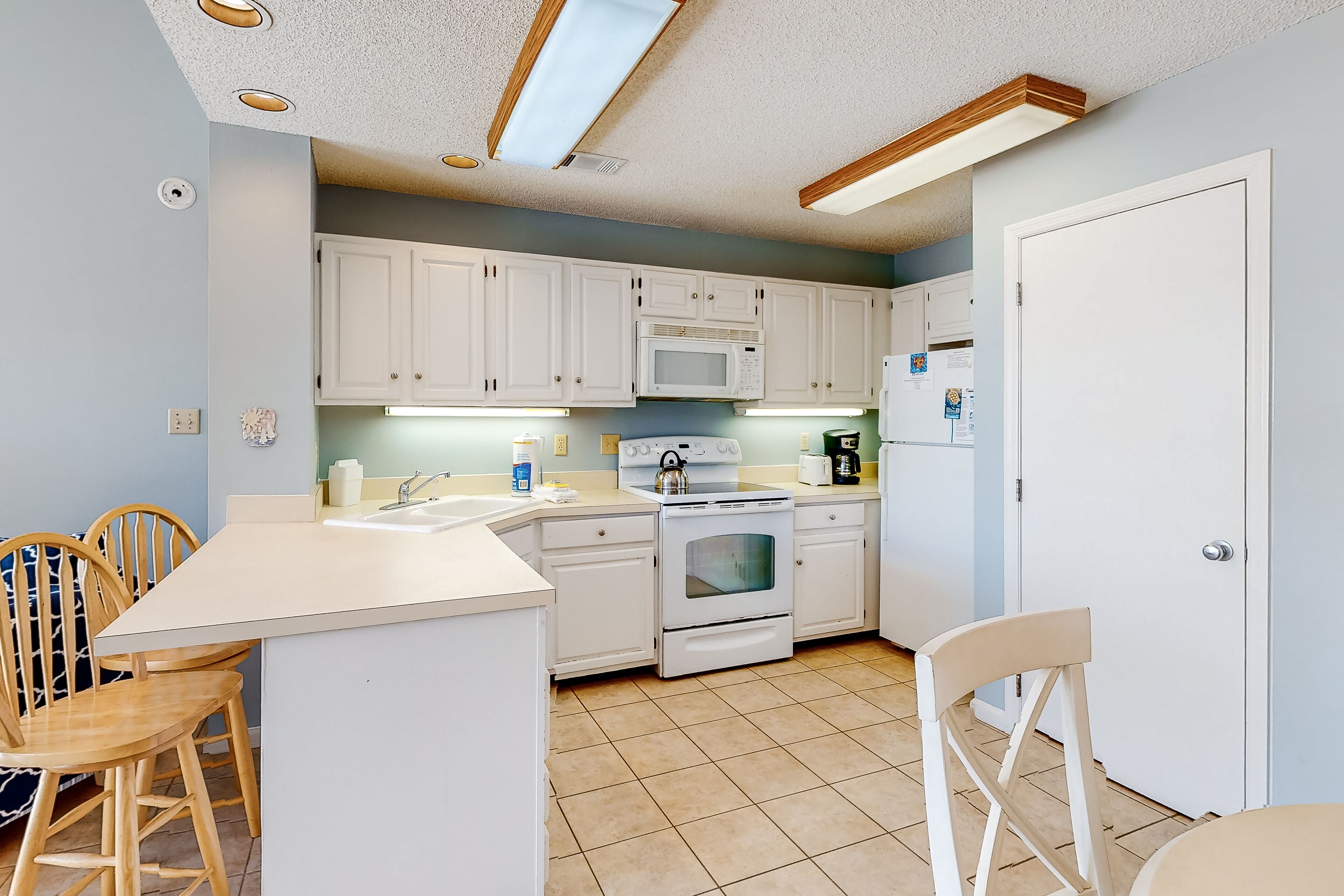 Poolside dog-friendly townhouse with partial Gulf views, on-site pool & grills