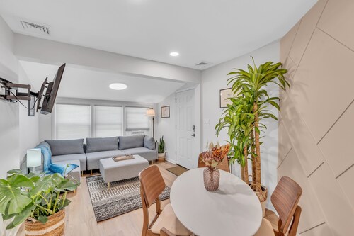 Cozy 2-Bedroom Bungalow in Bradley Beach