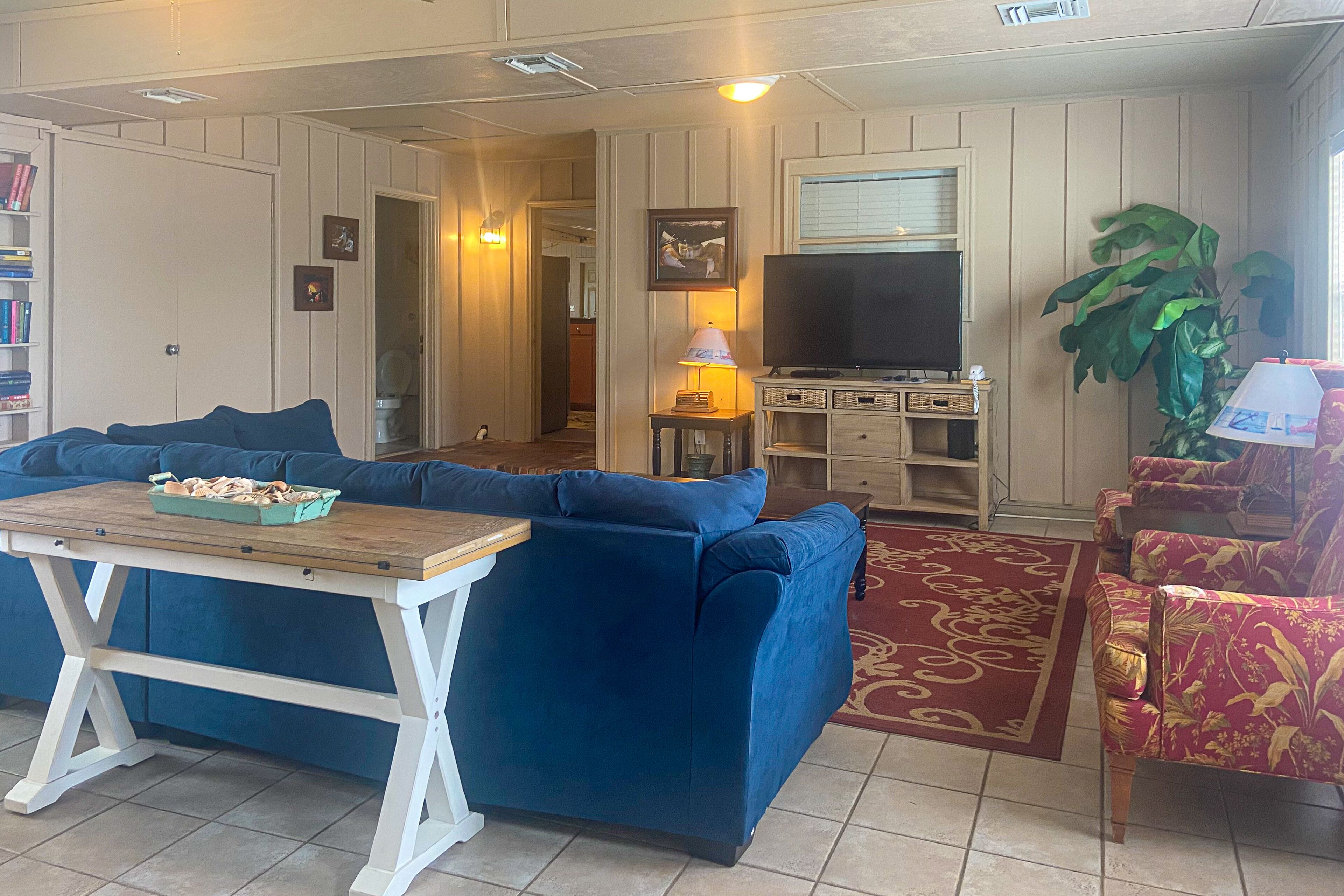 Beachfront dog-friendly cottage with water view, outdoor shower & lovely deck