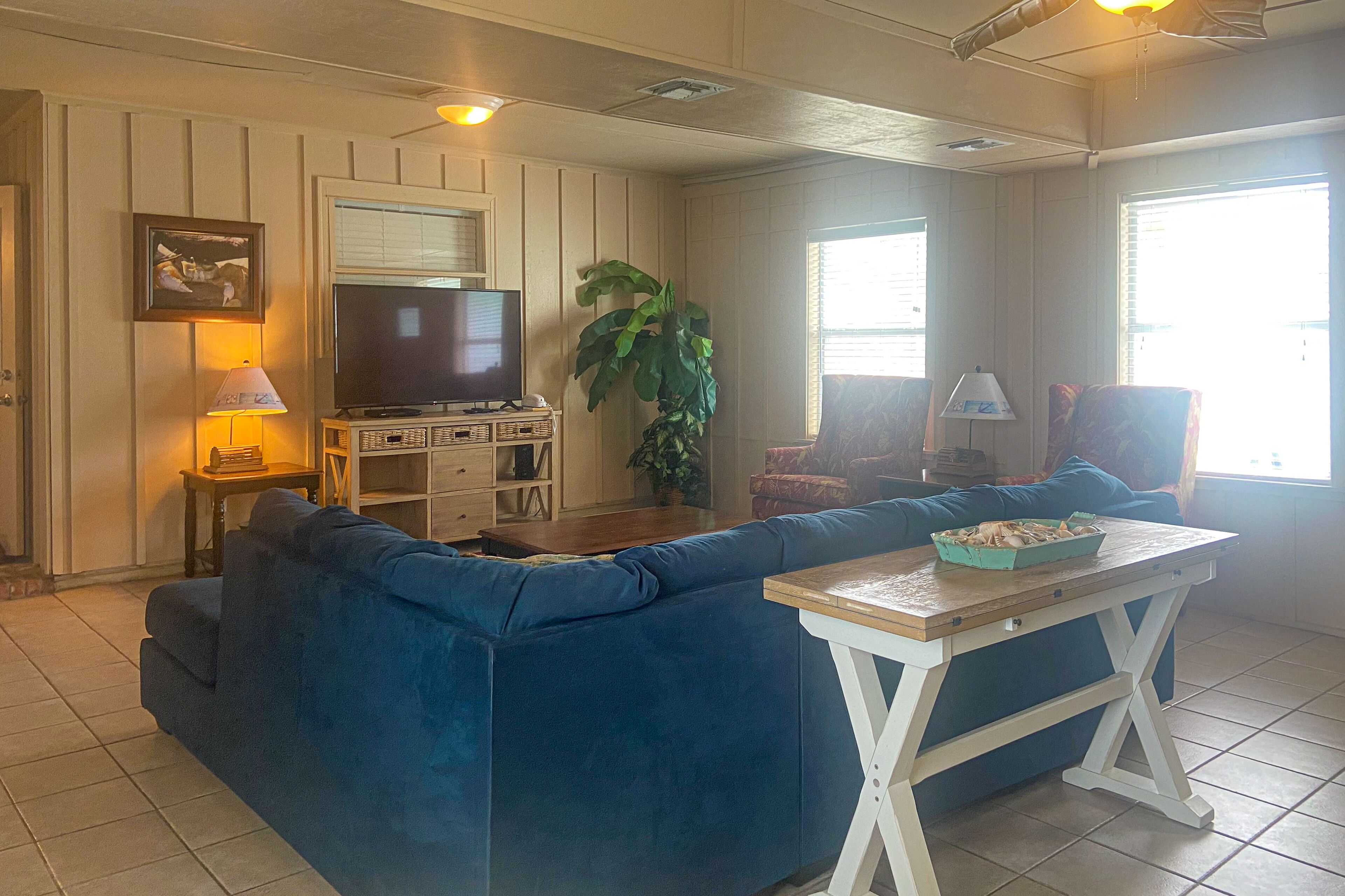 Beachfront dog-friendly cottage with water view, outdoor shower & lovely deck