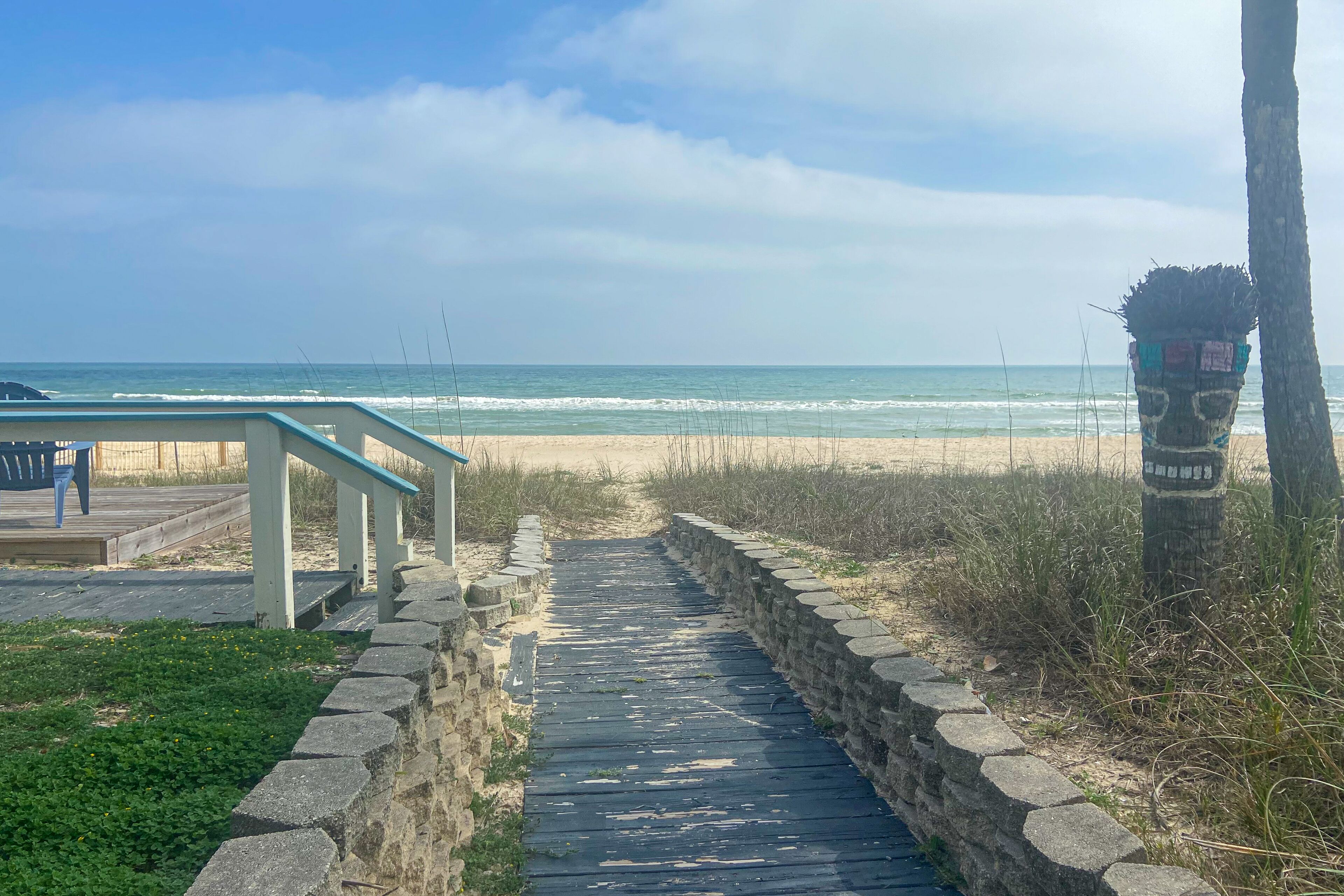 Beachfront dog-friendly cottage with water view, outdoor shower & lovely deck