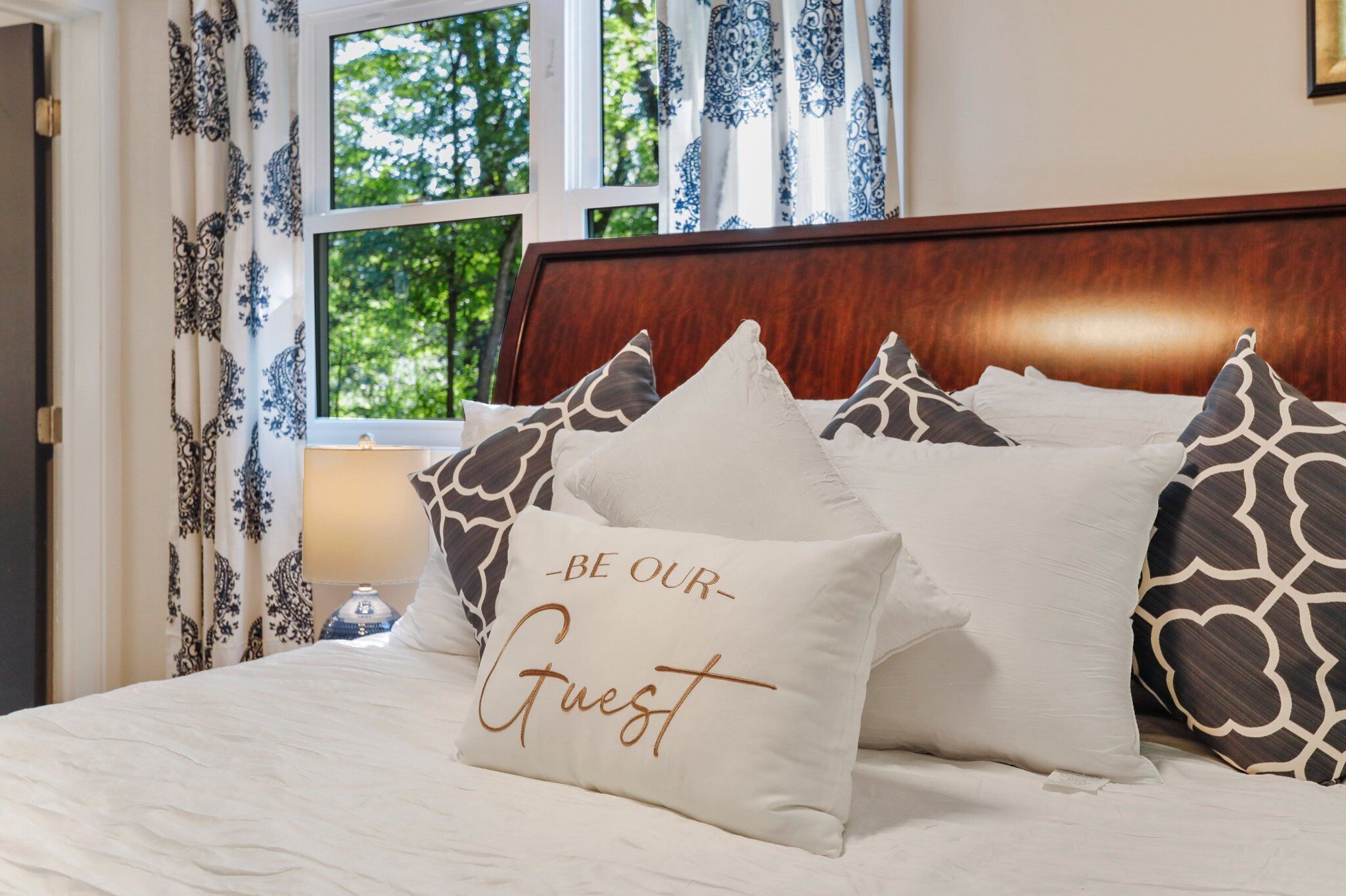 Hallmark CHRISTMAS~Ski WHITETAIL30miles~2 Fireplaces~ HOT TUB~2 SCREENED PORCHes