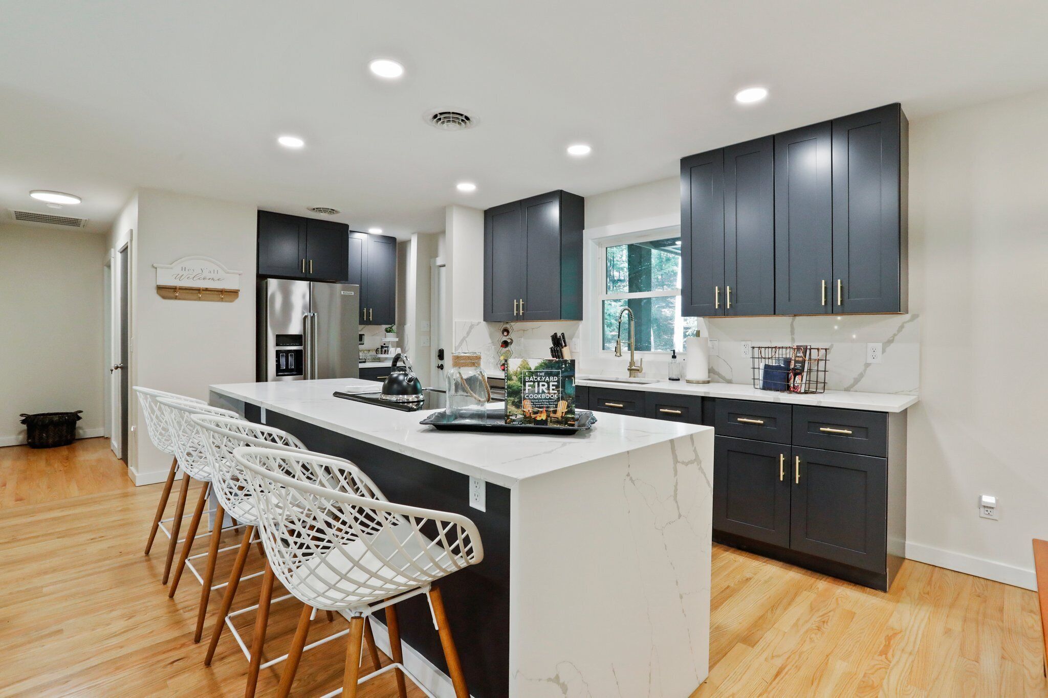 Hallmark CHRISTMAS~Ski WHITETAIL30miles~2 Fireplaces~ HOT TUB~2 SCREENED PORCHes