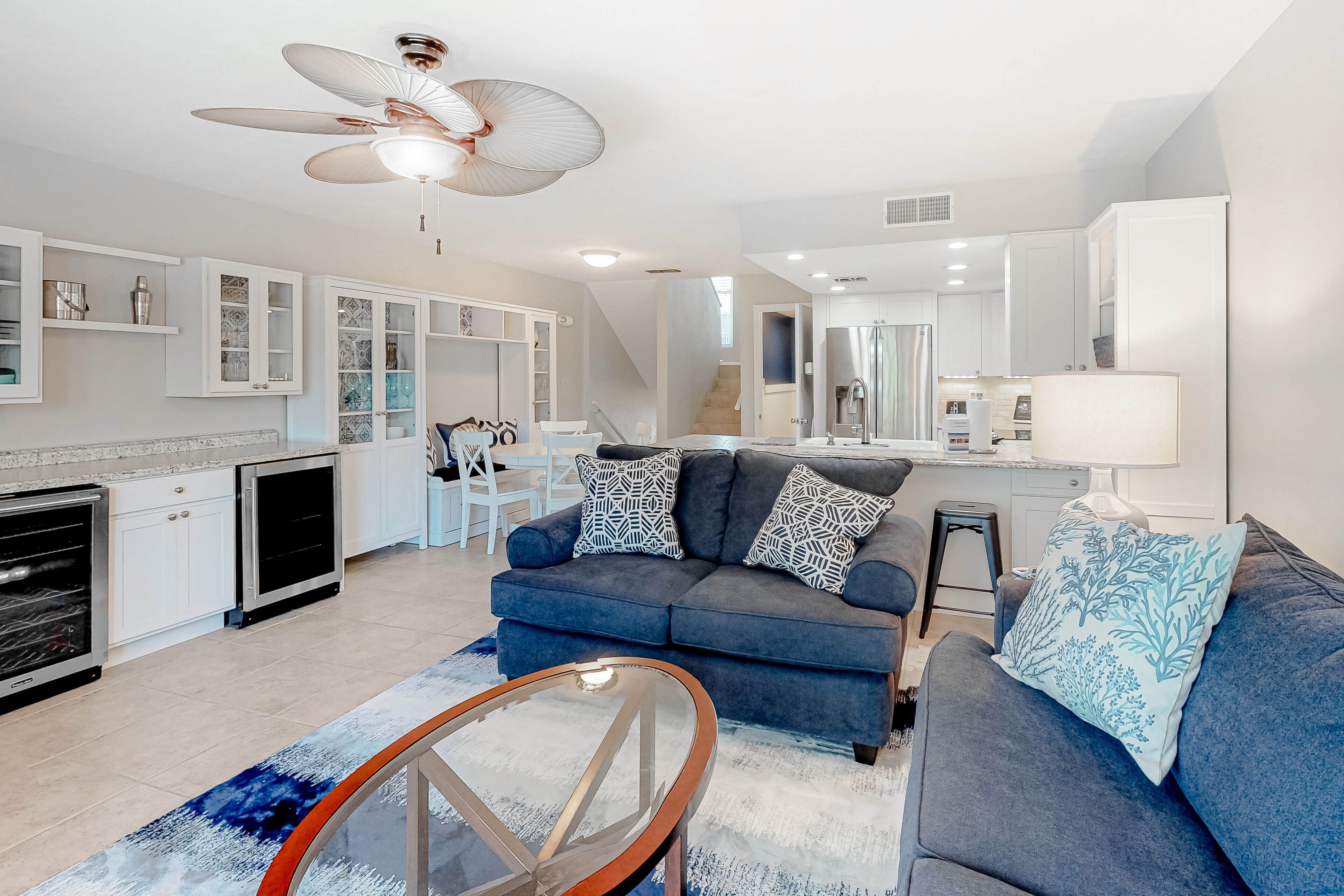 Luxury poolside townhouse with deck, balcony, washer/dryer, on-site pool, grill