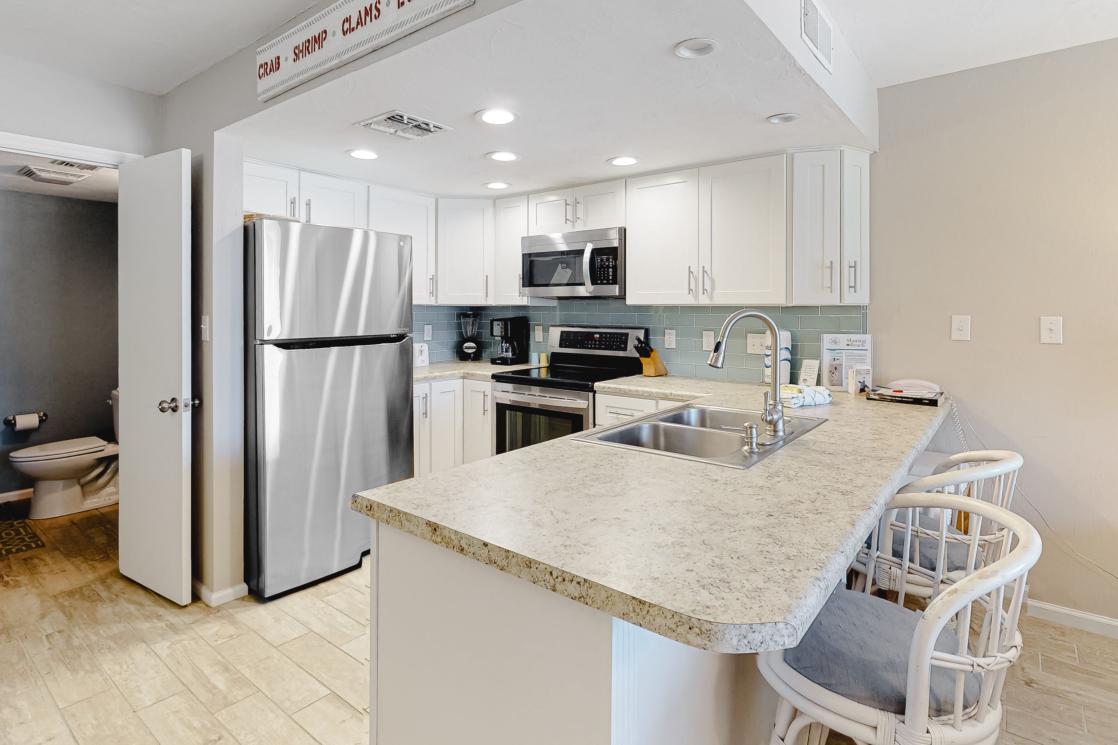 Dog-friendly townhouse near the beach with beach gear, W/D, on-site pool