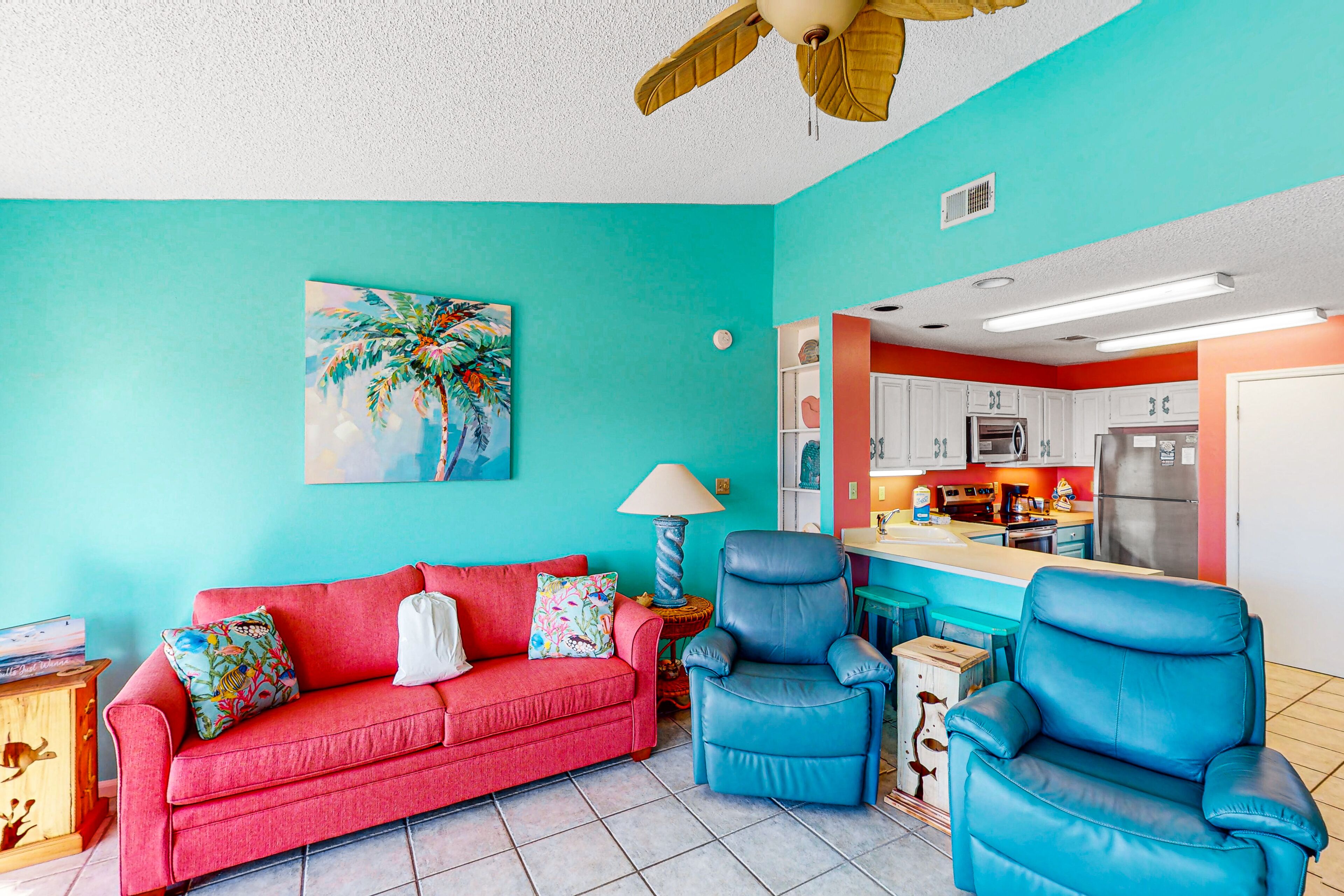 Dog-friendly, poolside townhouse w/community pool, grills, deck, beach gear, AC