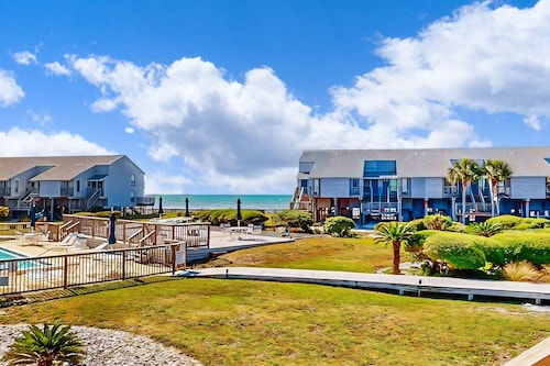 Dog-friendly, poolside townhouse w/community pool, grills, deck, beach gear, AC