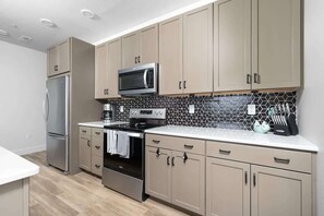 Frigorifero, microonde, forno, piano cottura