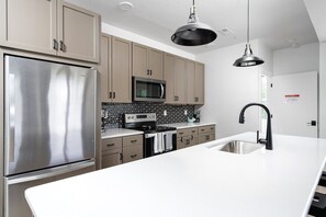 Kühlschrank, Mikrowelle, Ofen, Herdplatte