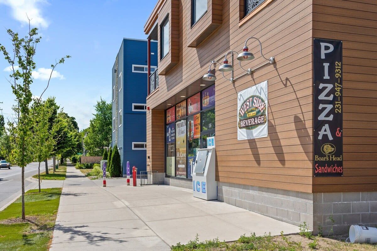 Un restaurant de pizzas avec une terrasse et un service au volant.