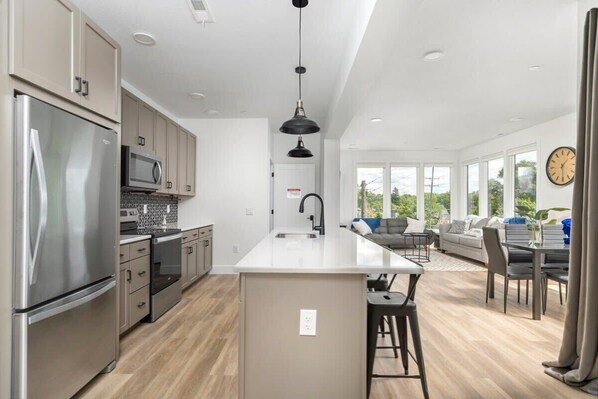 Refrigerador, microondas, parrilla de estufa y lavavajillas 