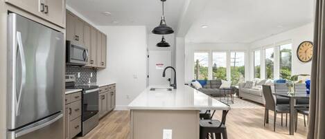 Kjøleskap, mikrobølgeovn, kokeplater og oppvaskmaskin