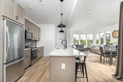 Front Street Condo I Balcony + Walk DT