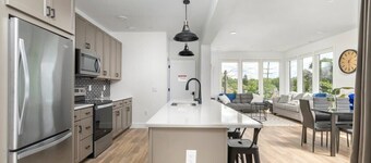 Front Street Condo I Balcony + Walk DT