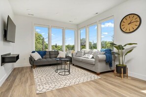 Televisión y oficina 