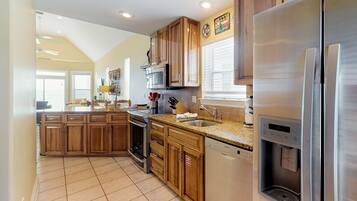 Een koelkast, een microgolfoven, een oven, een kookplaat