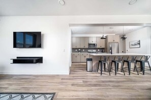 Frigorifero, microonde, piano cottura, lavastoviglie