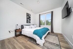 2 bedrooms, iron/ironing board, WiFi, bed sheets - Spacious Condo I Front St + 2 King BR I Near DT (Traverse City)