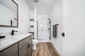 Bathtub, hair dryer, towels, shampoo - Spacious Condo I Front St + 2 King BR I Near DT (Traverse City)