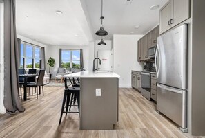 Frigorifero, microonde, piano cottura, lavastoviglie