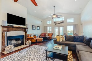 电视、壁炉、DVD 播放器、立体声音响