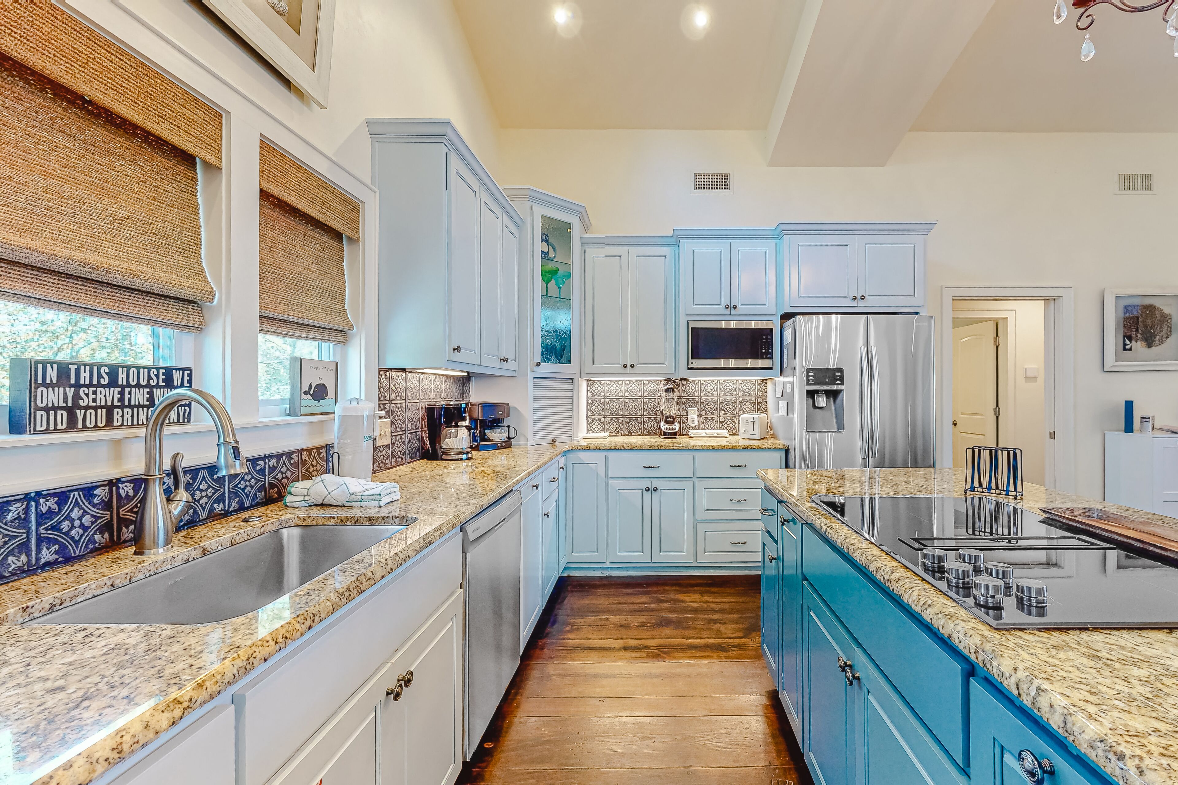 冷蔵庫、電子レンジ、オーブン、コンロ