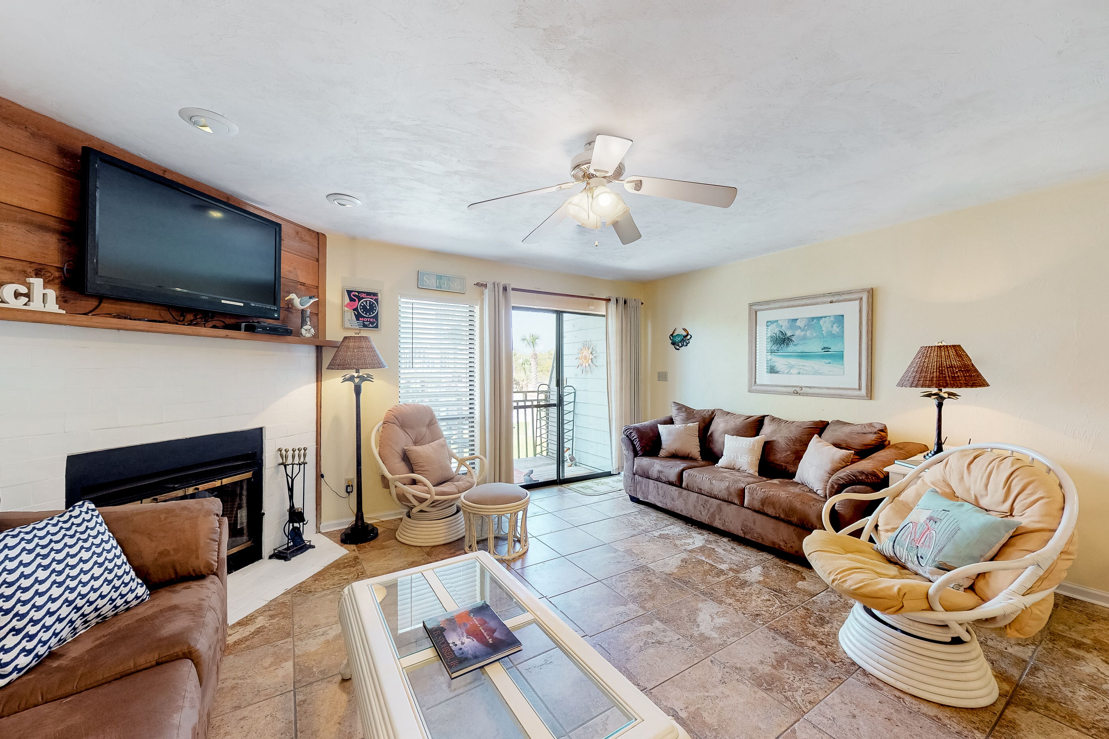 Dog-friendly poolside townhouse with Gulf views, on-site outdoor pool & grills