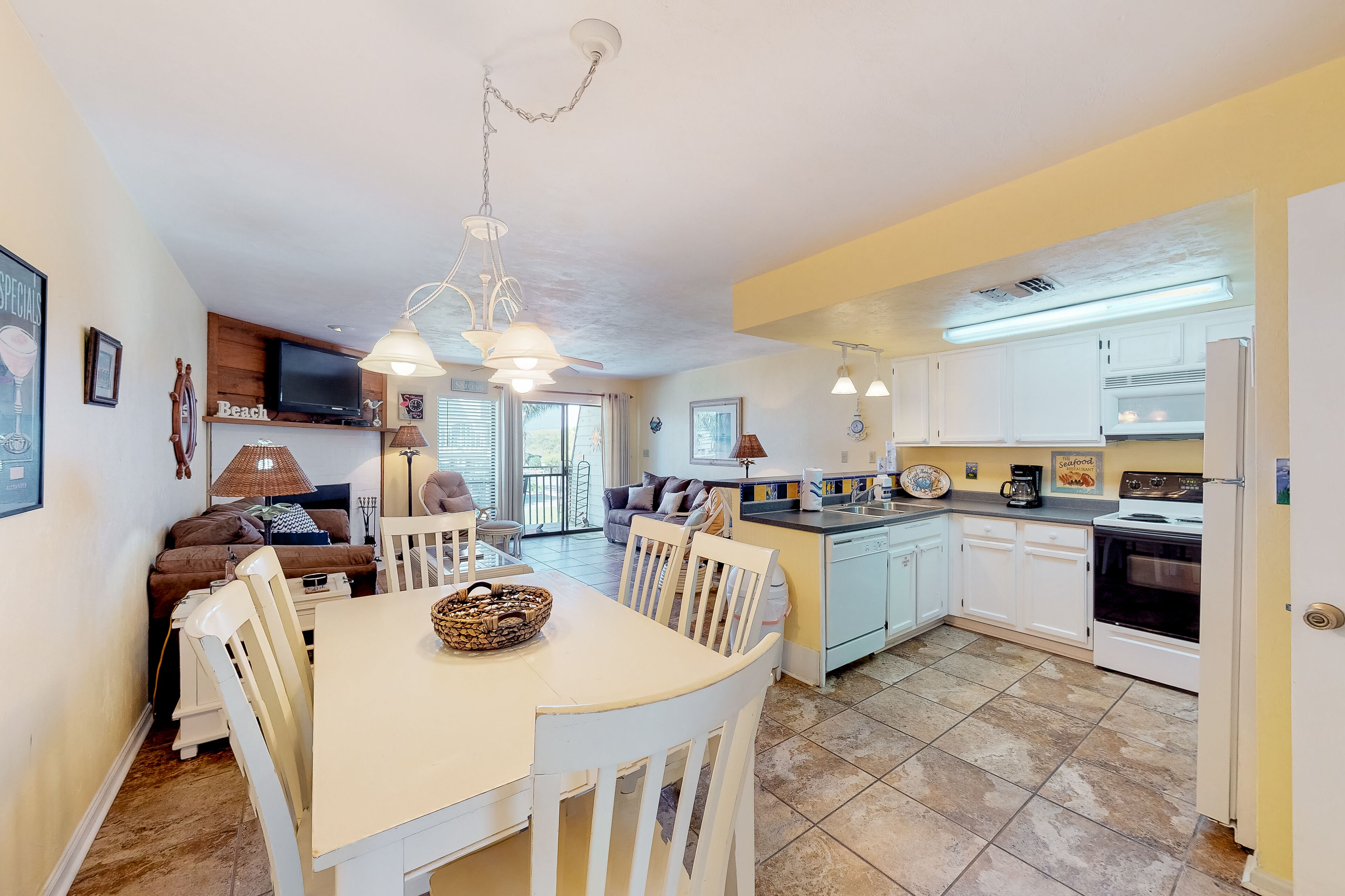 Dog-friendly poolside townhouse with Gulf views, on-site outdoor pool & grills