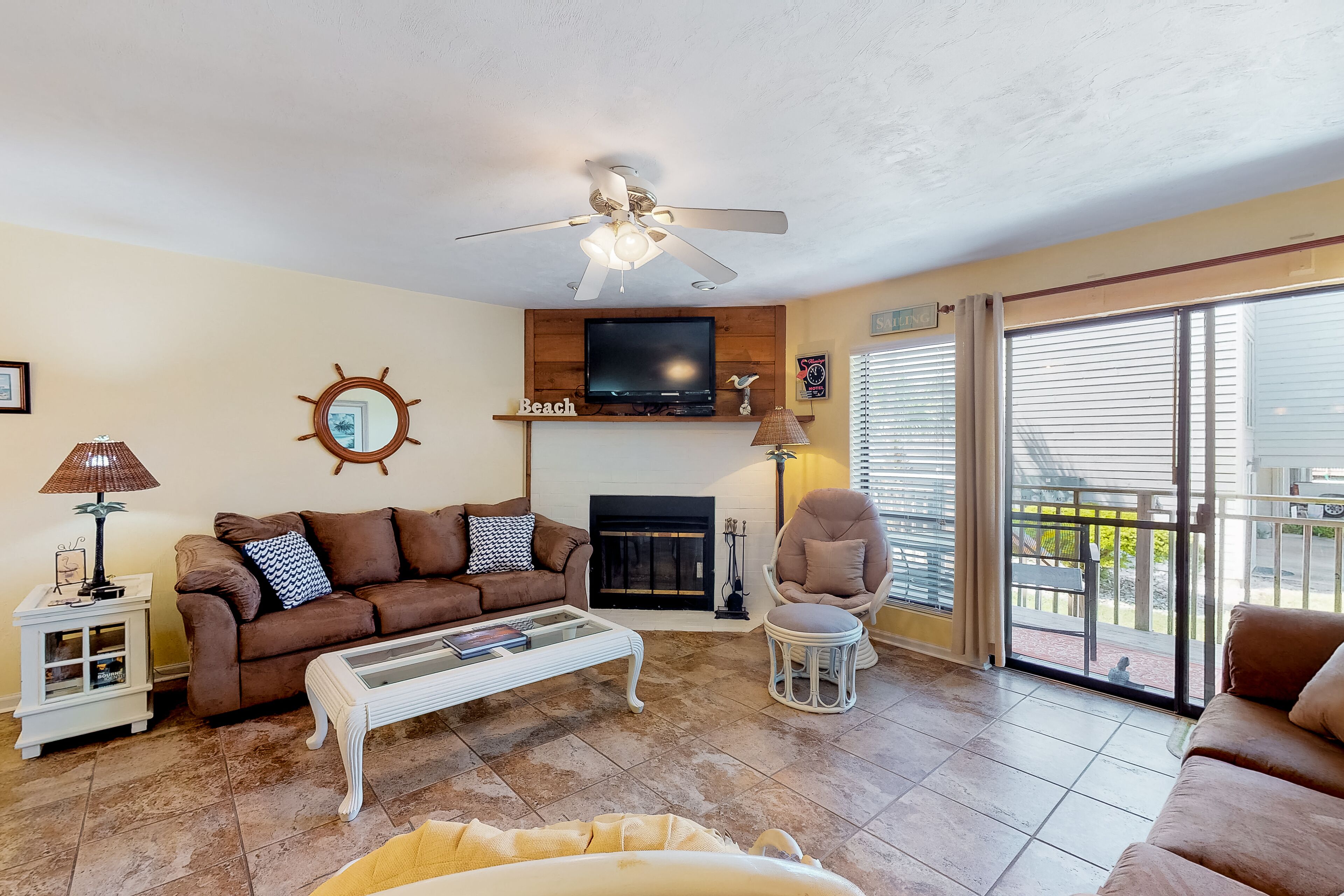 Dog-friendly poolside townhouse with Gulf views, on-site outdoor pool & grills