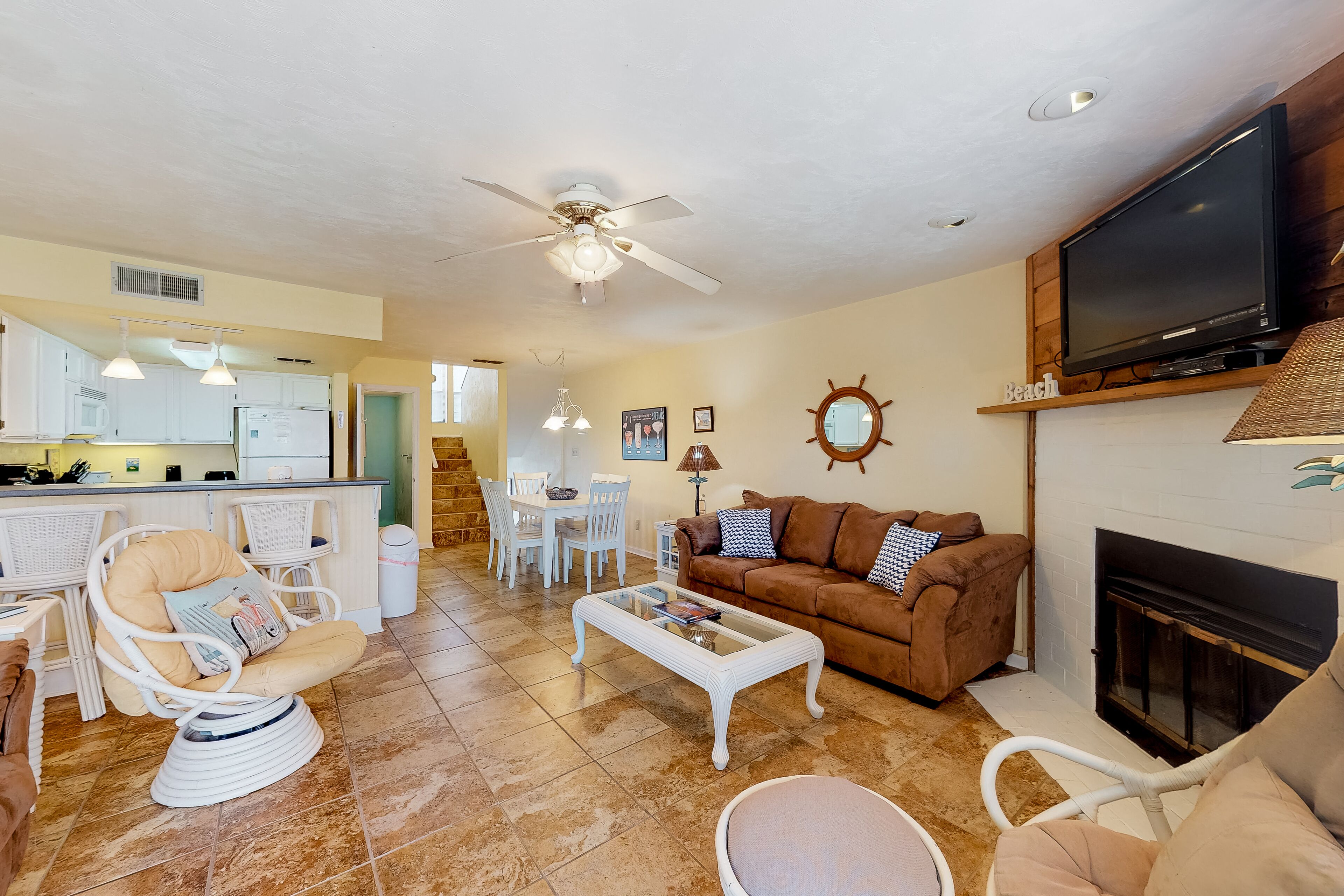 Dog-friendly poolside townhouse with Gulf views, on-site outdoor pool & grills