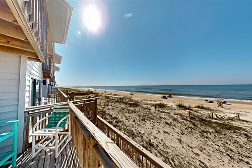 Dog-friendly beachfront townhouse with comunity pool, washer/dryer, central AC