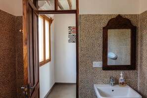 Douche, sèche-cheveux, serviettes fournies, savon