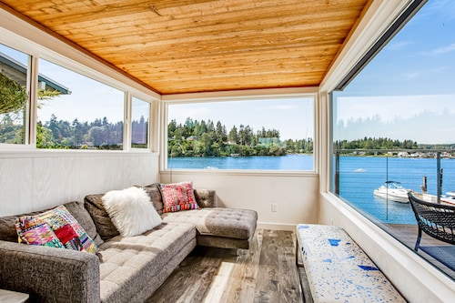 Wonderful waterfront home w/360-degree views, chef’s kitchen, game room, patio