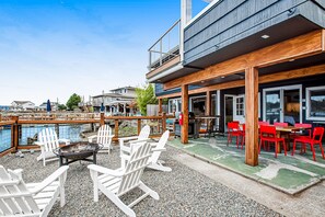 Outdoor dining - A Serene Waterfront Sanctuary with 360° Views (Bainbridge Island)