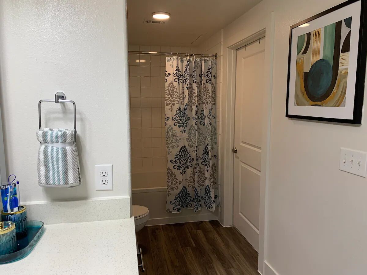 Insta-worthy 1-BR Luxury gem at Legacy West