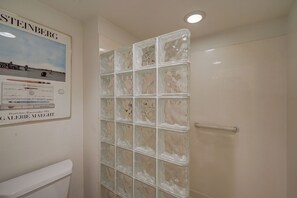 Ensemble douche/baignoire, sèche-cheveux, serviettes fournies