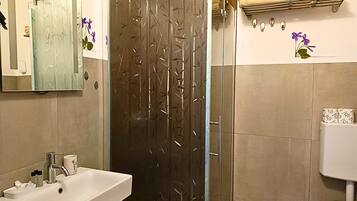 Douche, bidet, serviettes fournies, savon