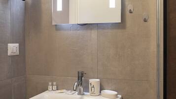 Dusche, Bidet, Handtücher, Seife