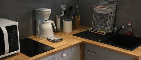 Réfrigérateur, four à micro-ondes, un four, surface de cuisson