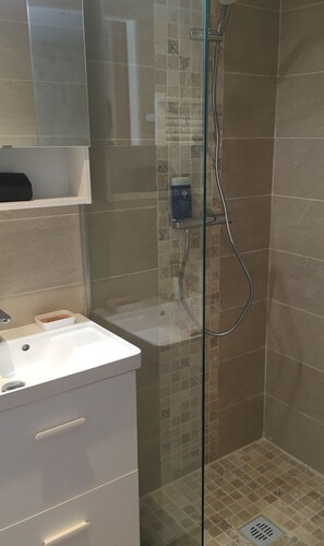 Dusche, Haartrockner, Handtücher, Seife