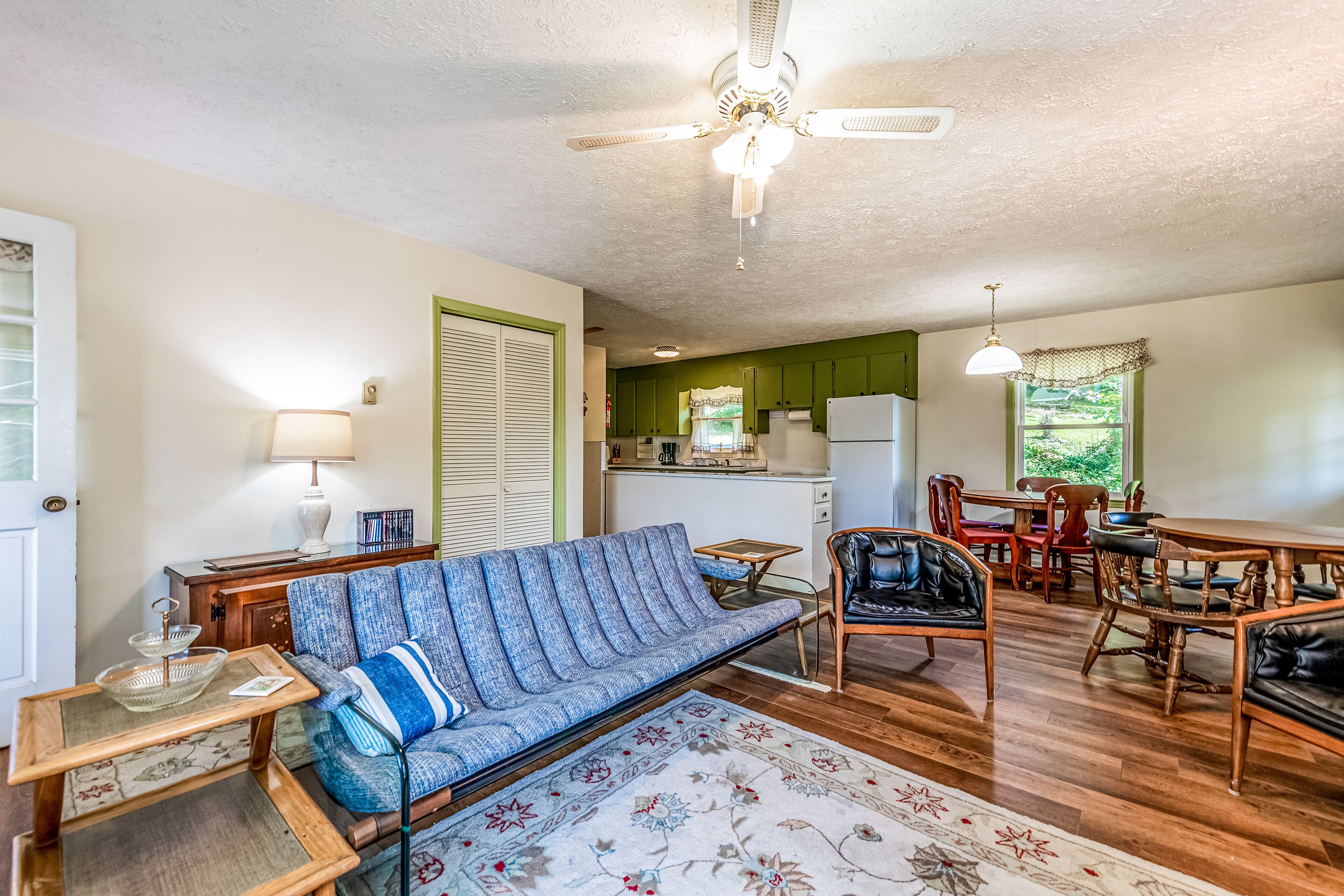 Upstairs, dog-friendly retreat with forest views, full kitchen, plus pool access