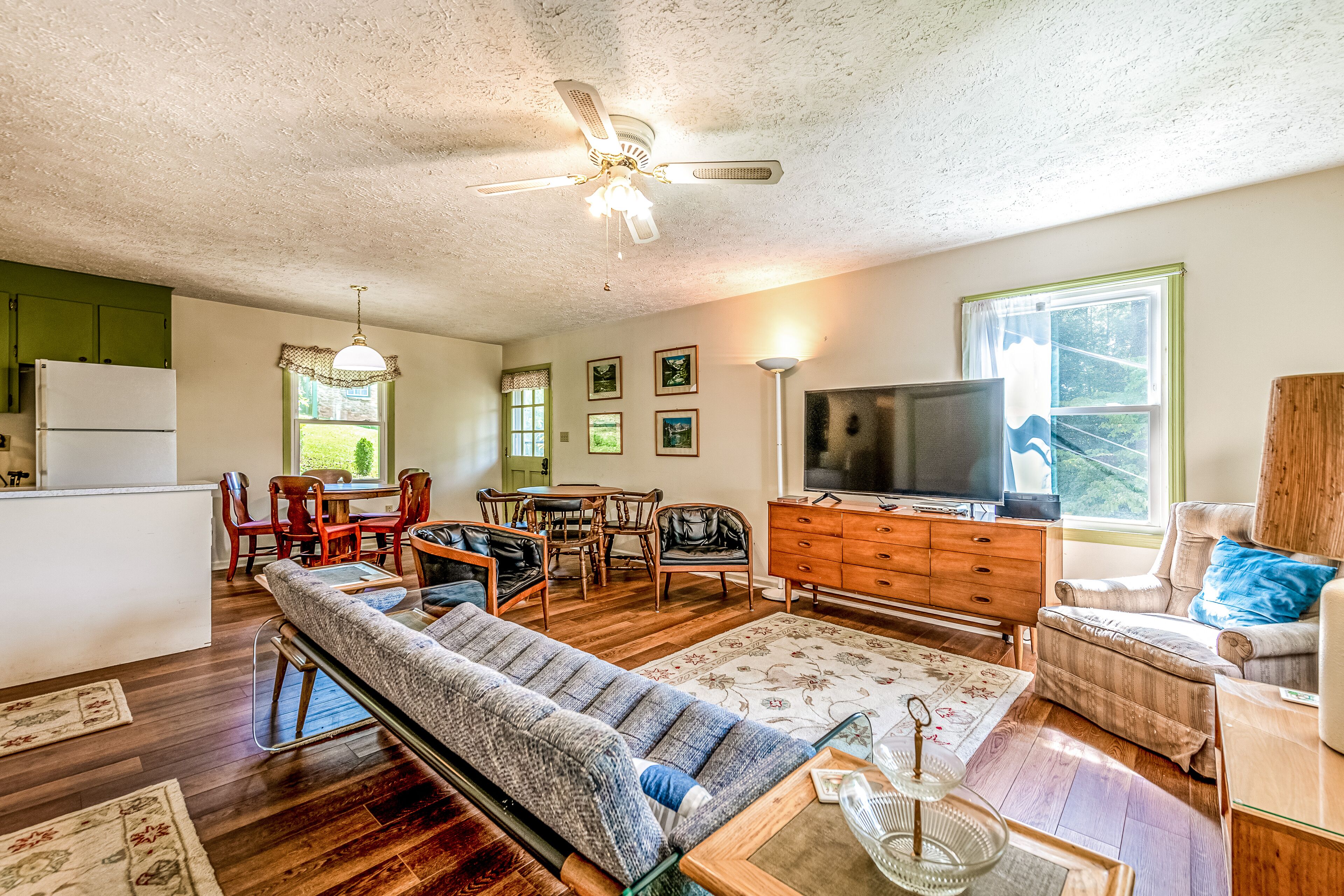 Upstairs, dog-friendly retreat with forest views, full kitchen, plus pool access