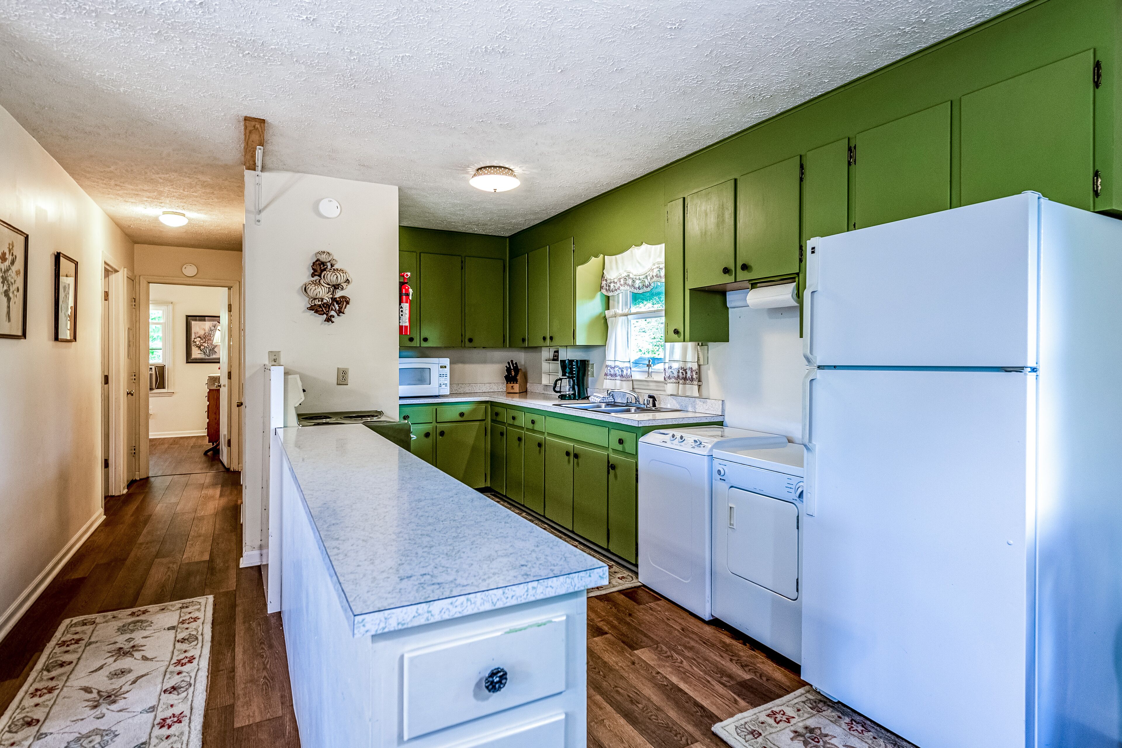 Upstairs, dog-friendly retreat with forest views, full kitchen, plus pool access