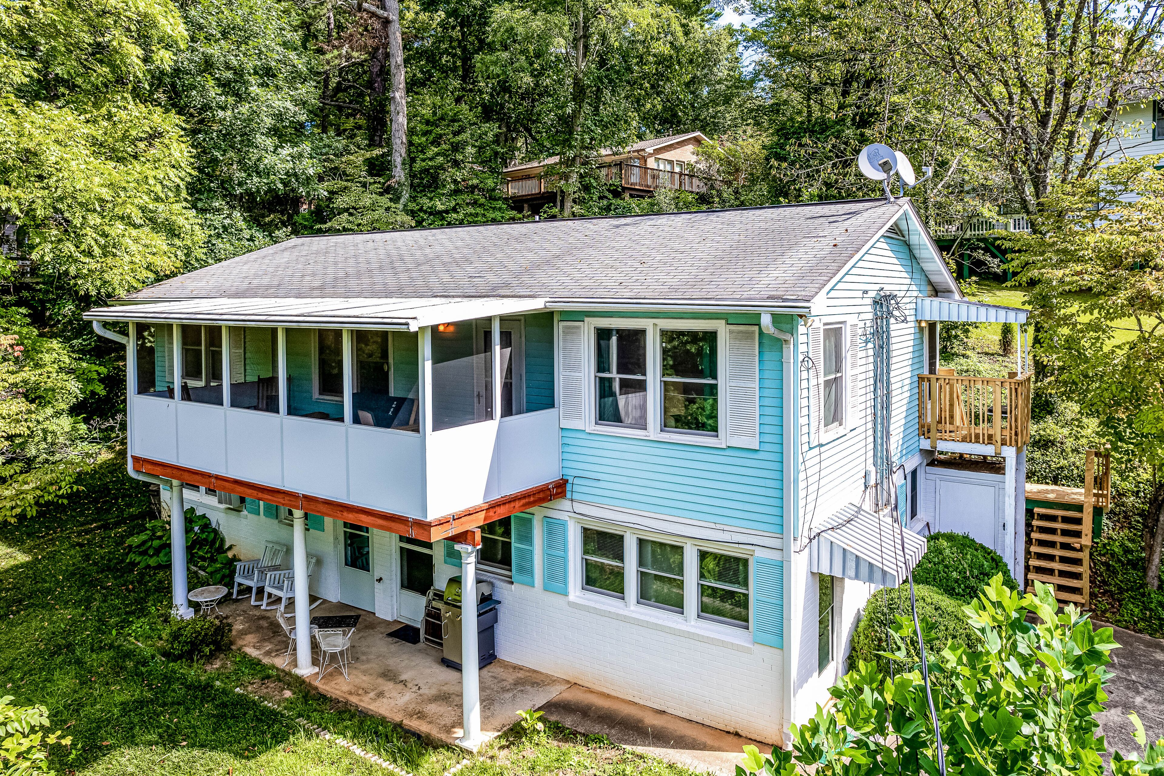 Upstairs, dog-friendly retreat with forest views, full kitchen, plus pool access