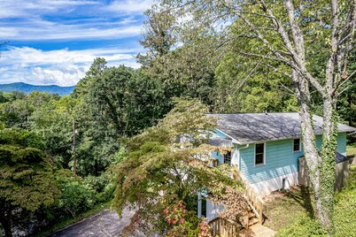 Upstairs, dog-friendly retreat with forest views, full kitchen, plus pool access
