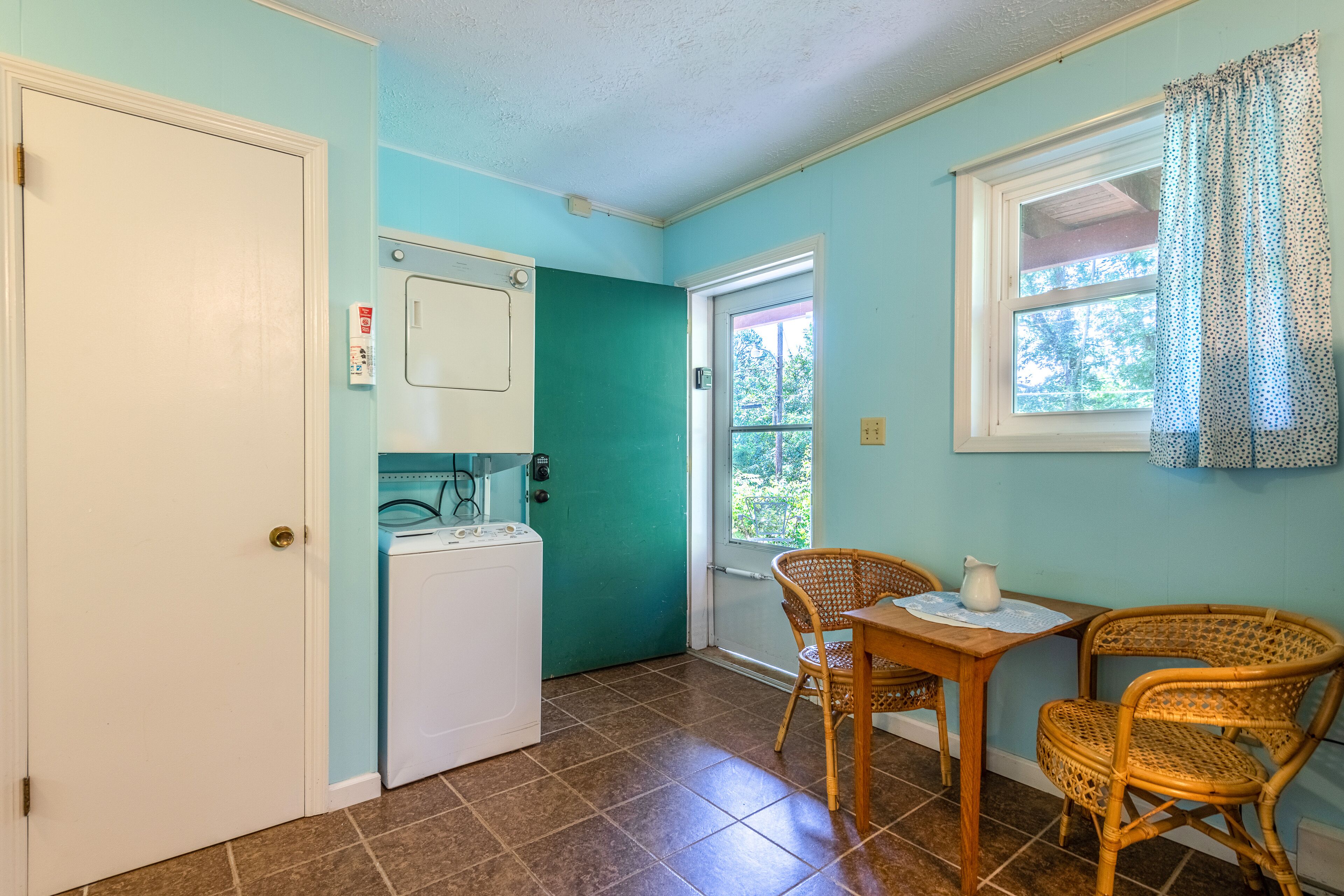 Peaceful mountain lake retreat with WiFi and washer/dryer